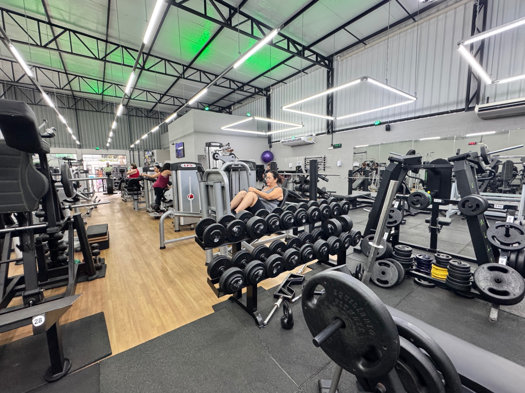 Sala de musculação iluminada